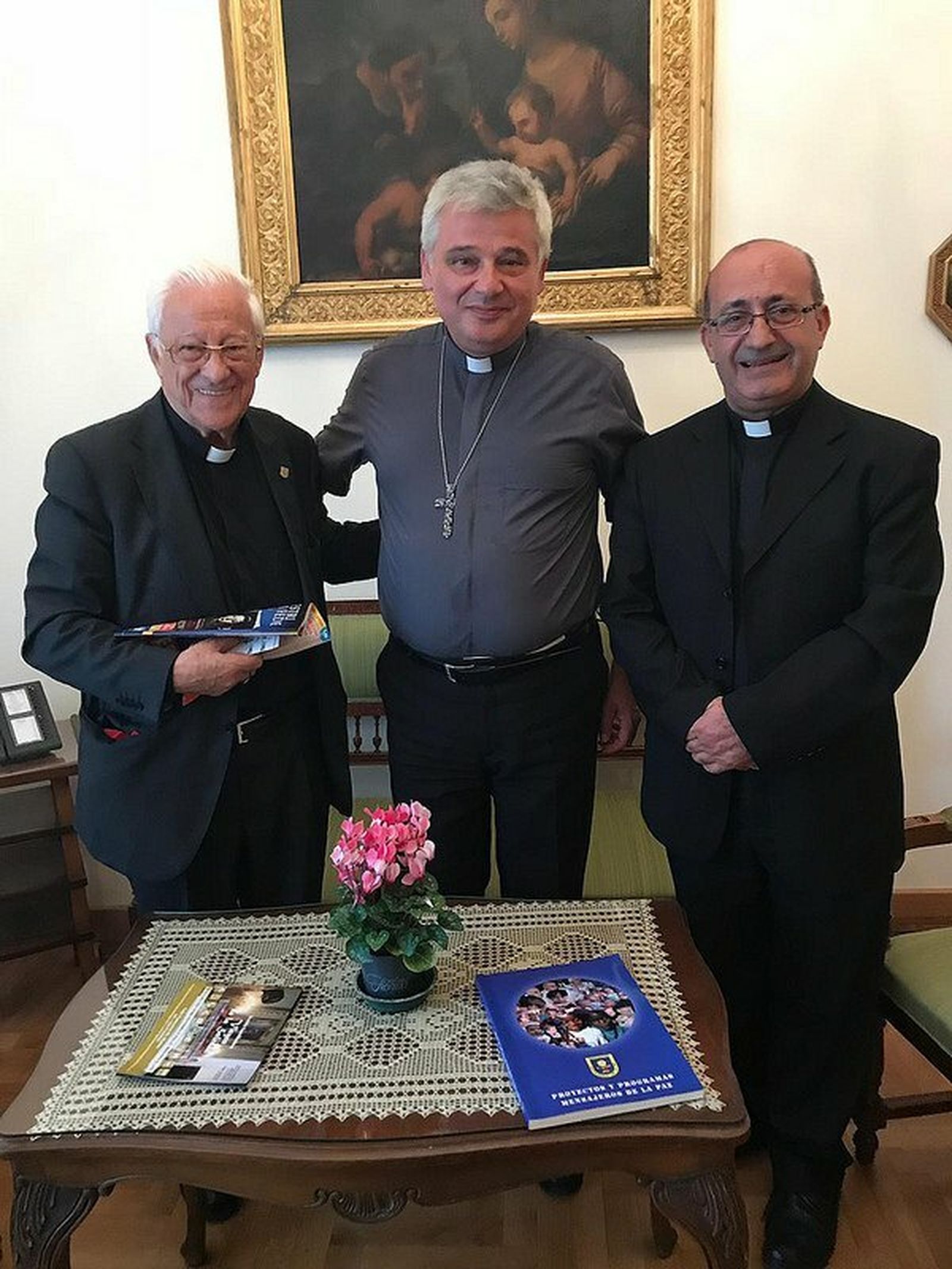 Padre Ángel, el padre Carlos y  el limosnero papal