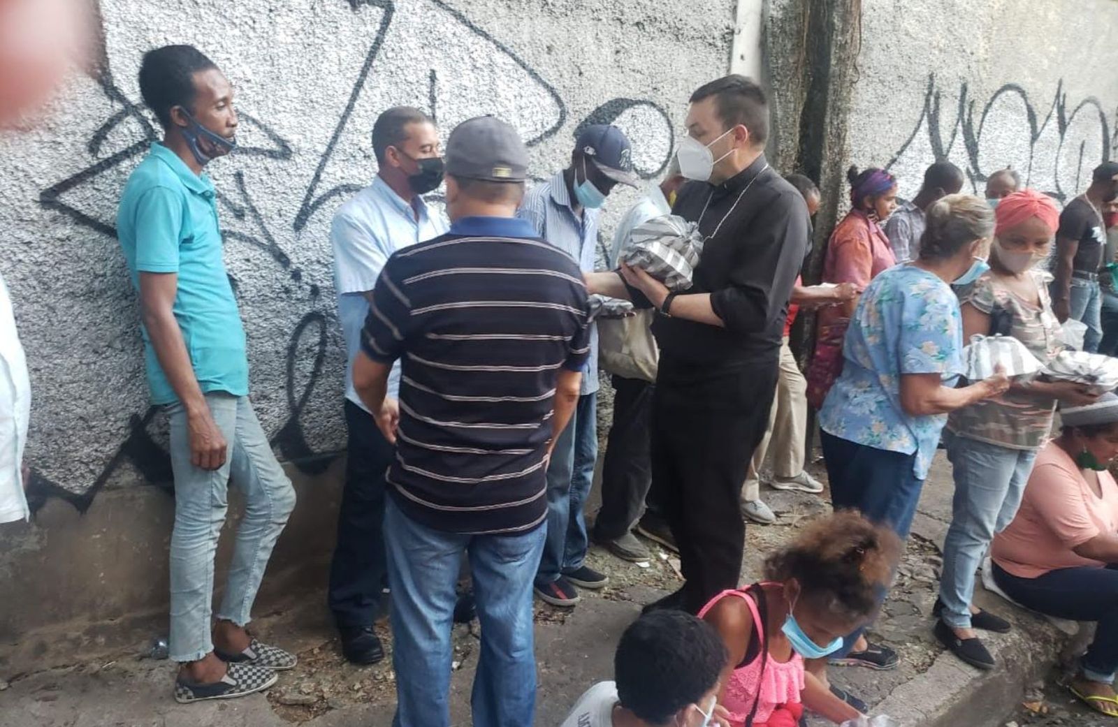 Berzosa, repartiendo comida a los pobres