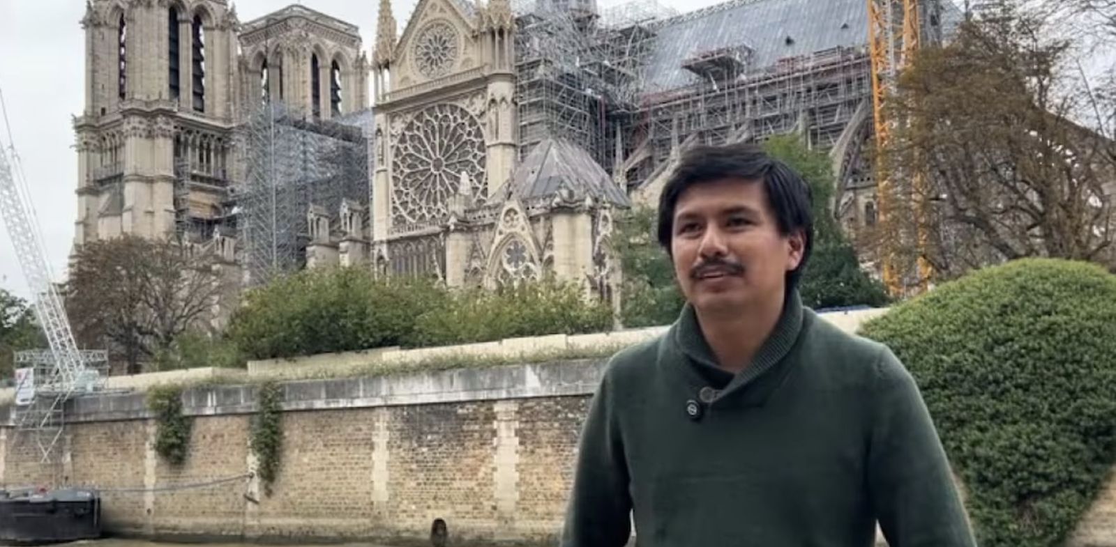 Alejandro Arredondo, junto a la catedral de Notre Dame