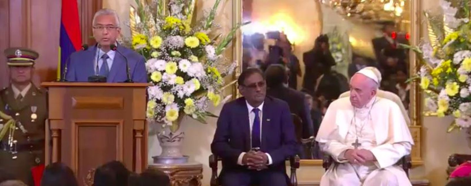 El Papa escucha al presidente de Mauricio