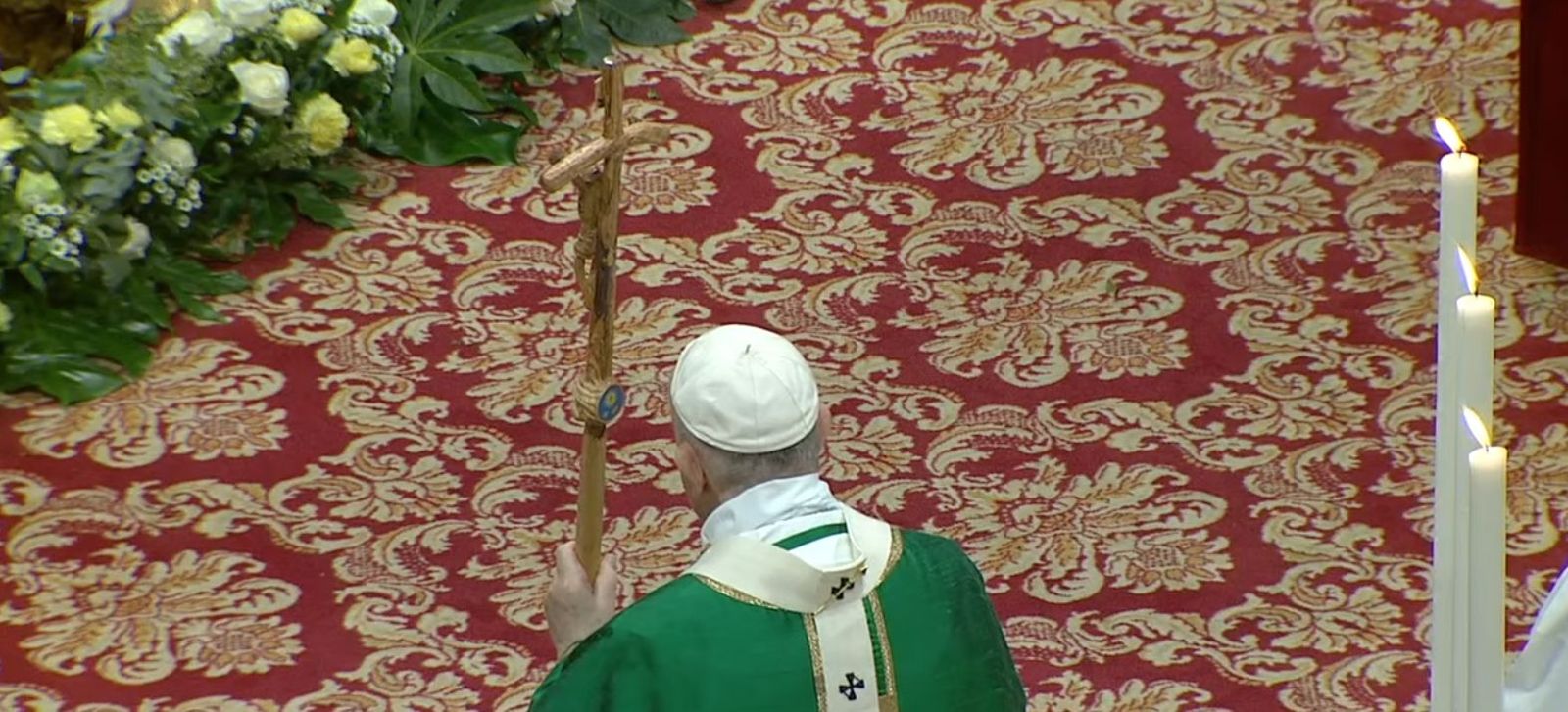 El Papa, con el báculo de madera, regalo de los pobres