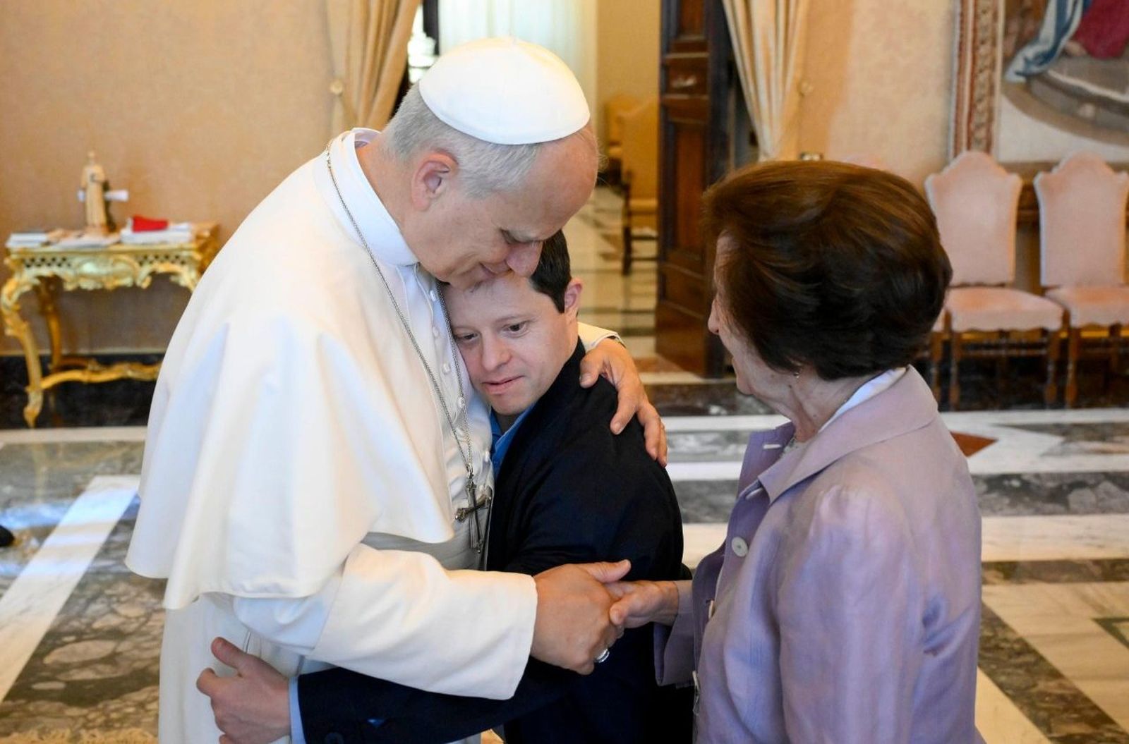 El Papa abraza a una persona con síndrome de Down