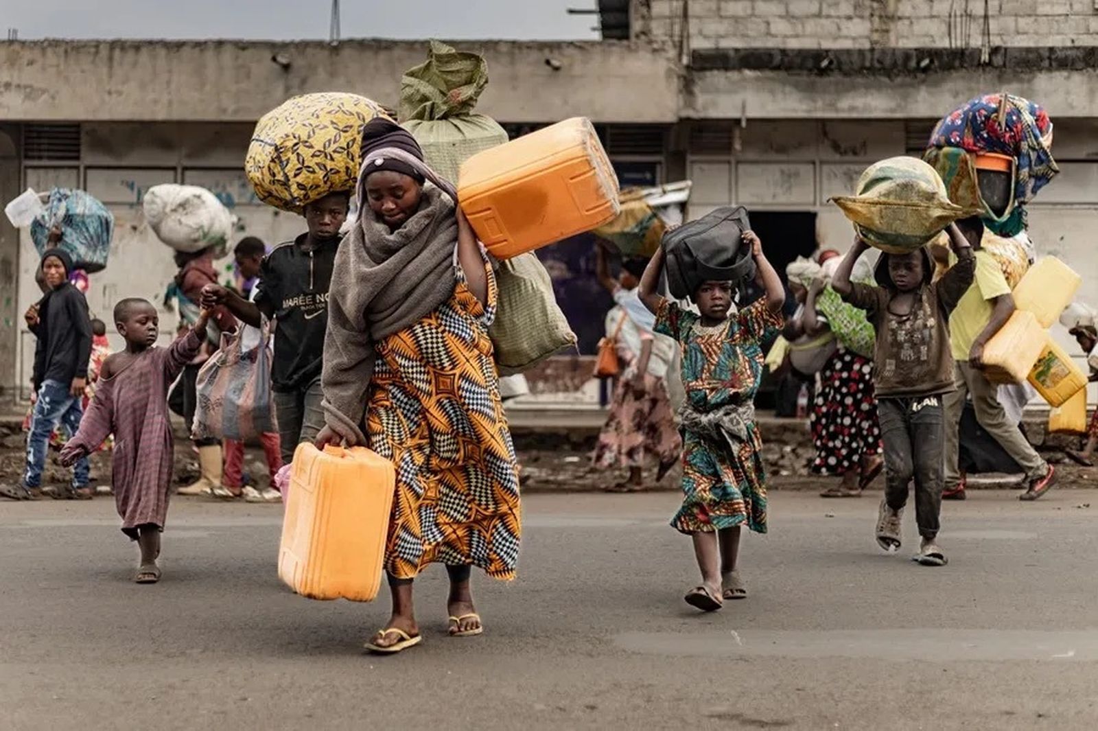 Congoleños huyendo de Goma