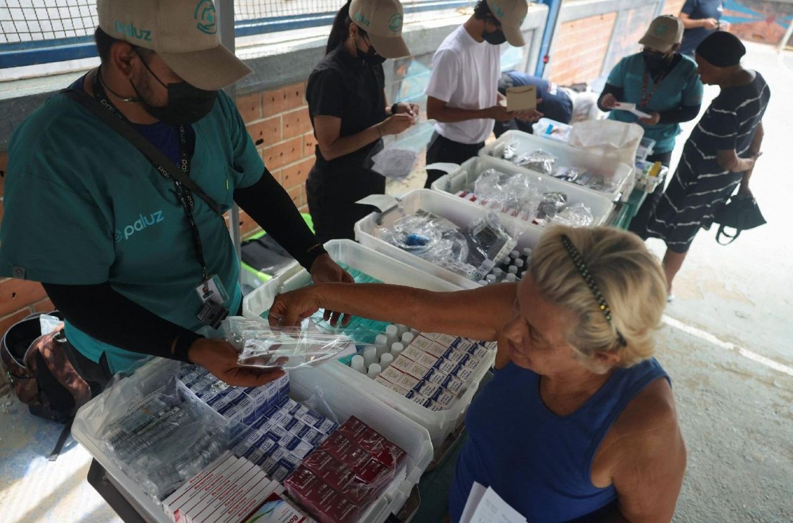 Voluntarios médicos de NATAN Worldwide Disaster Relief distribuyen medicamentos en Venezuela