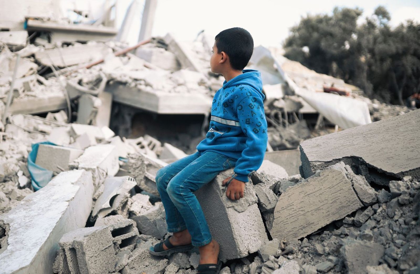 Un niño sobre un montón de escombros. Gaza