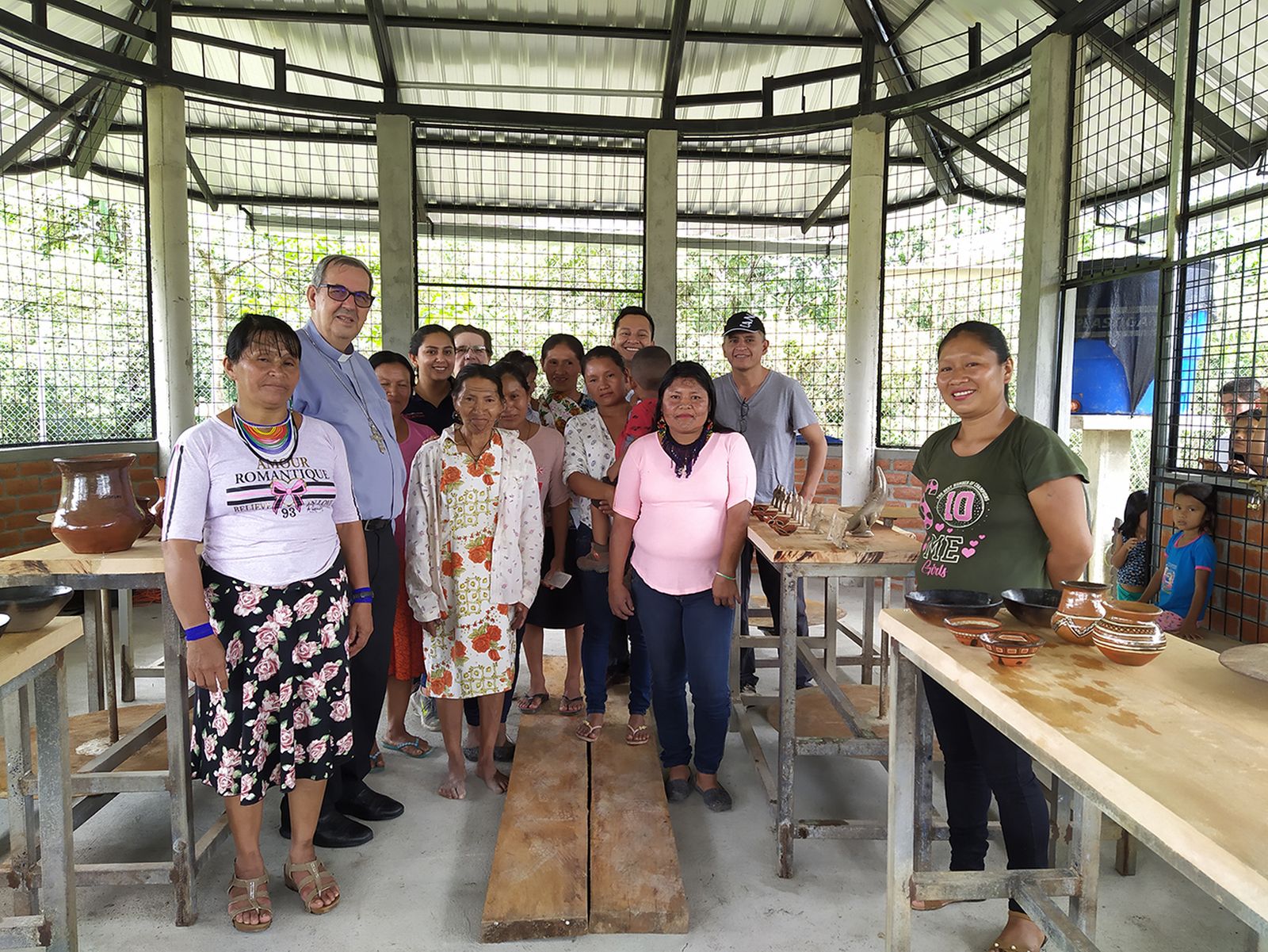 Vicario Apóstolico del Puyo, Rafael Cob, con las Uru Warmi