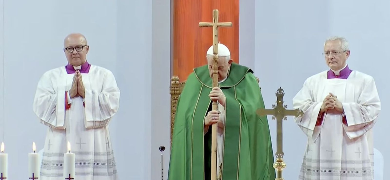 Francisco, apoyado en la cruz-cayado