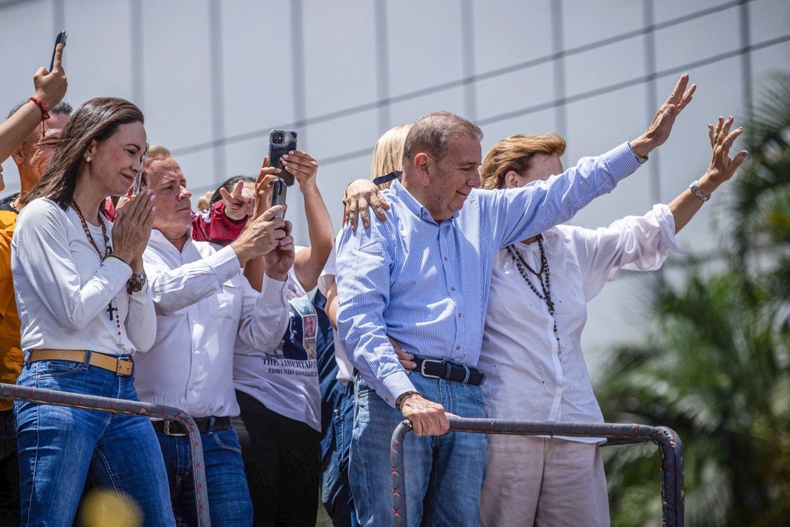 La líder opositora venezolana María Corina Machado (i) y el candidato a la presidencia de Venezuela Edmundo González Urrutia (d)