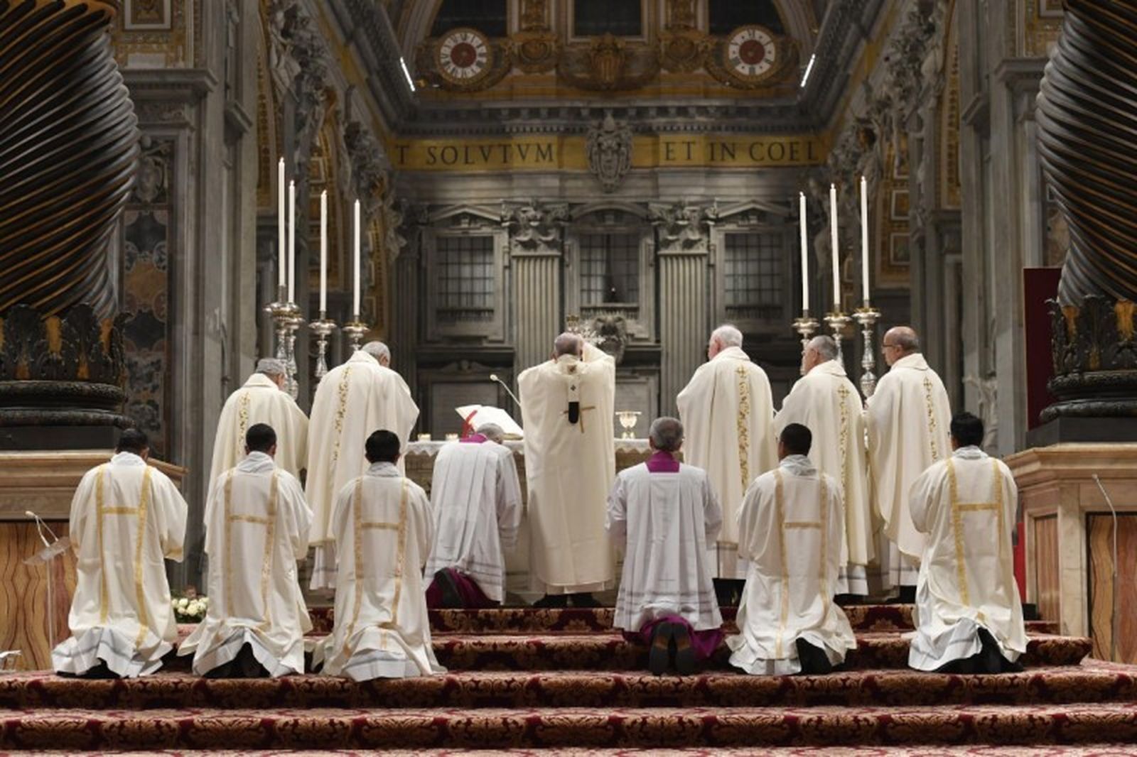 El Vaticano recuerda a los curas que la misas en San Pedro "no son privadas"