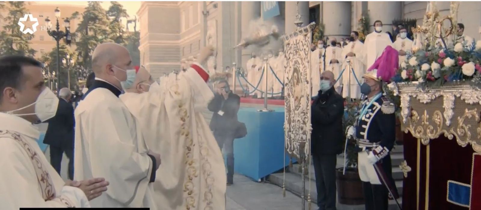 Osoro inciensa a la Almudena