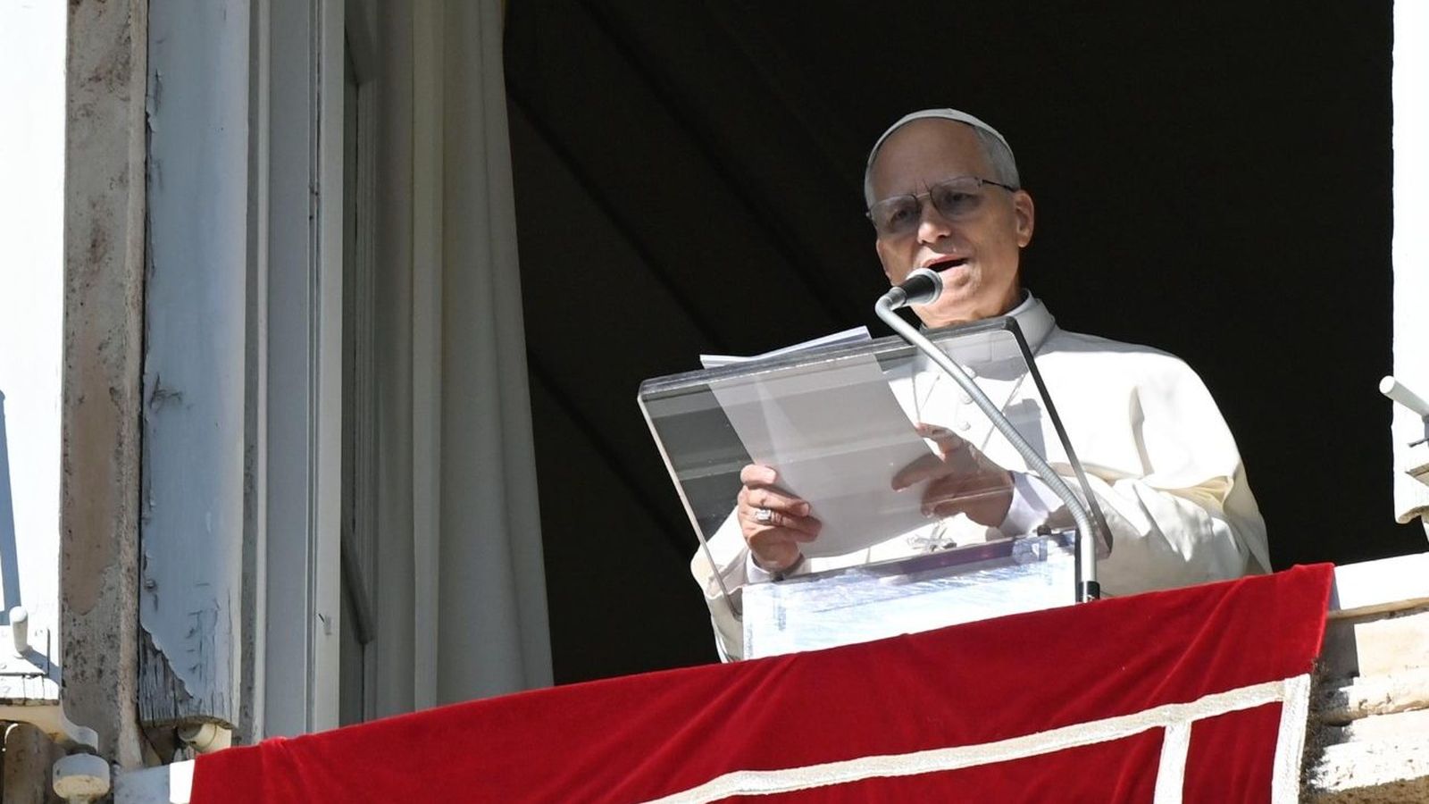 León XIV, durante el ángelus