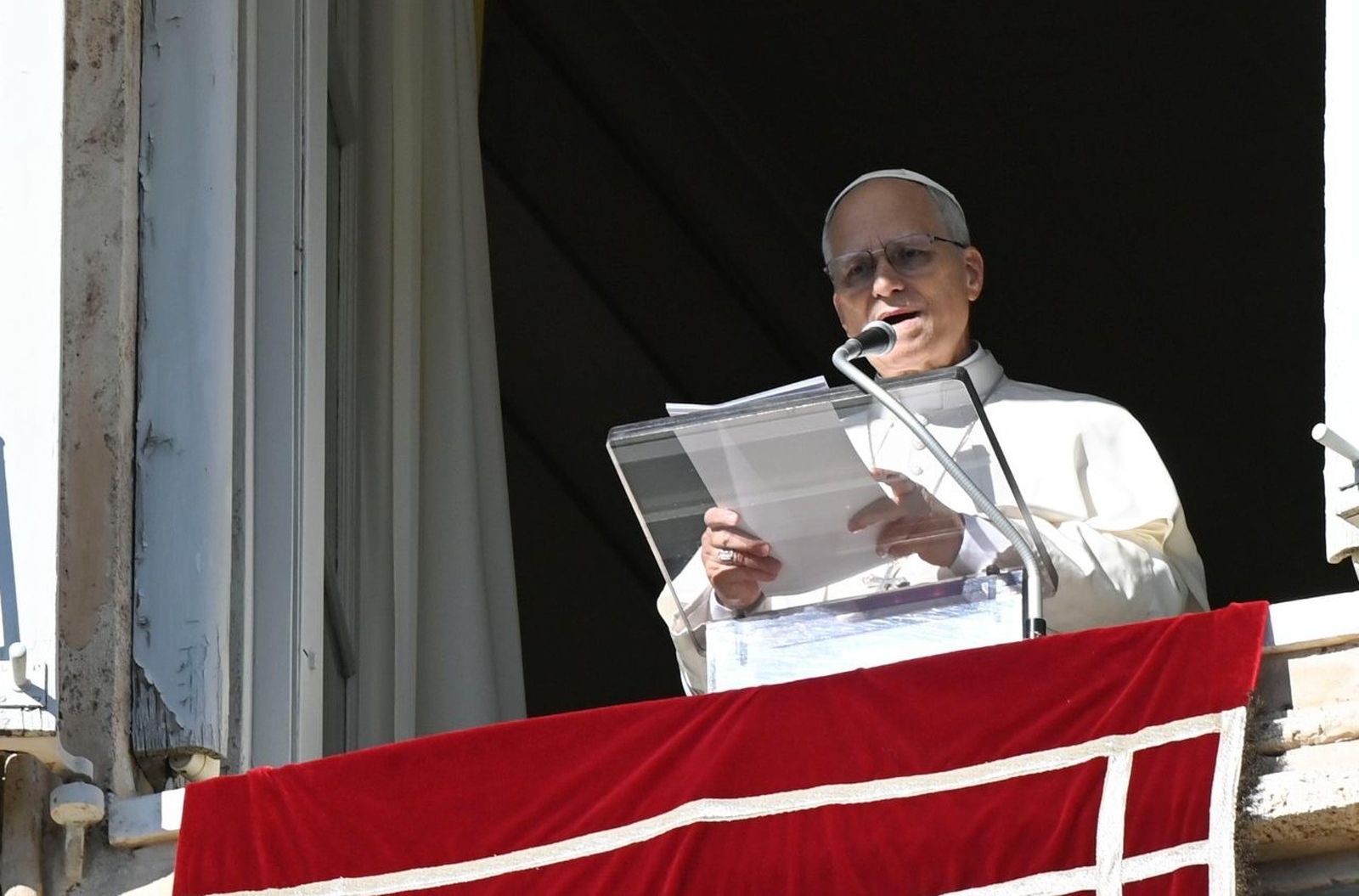 León XIV, durante el ángelus