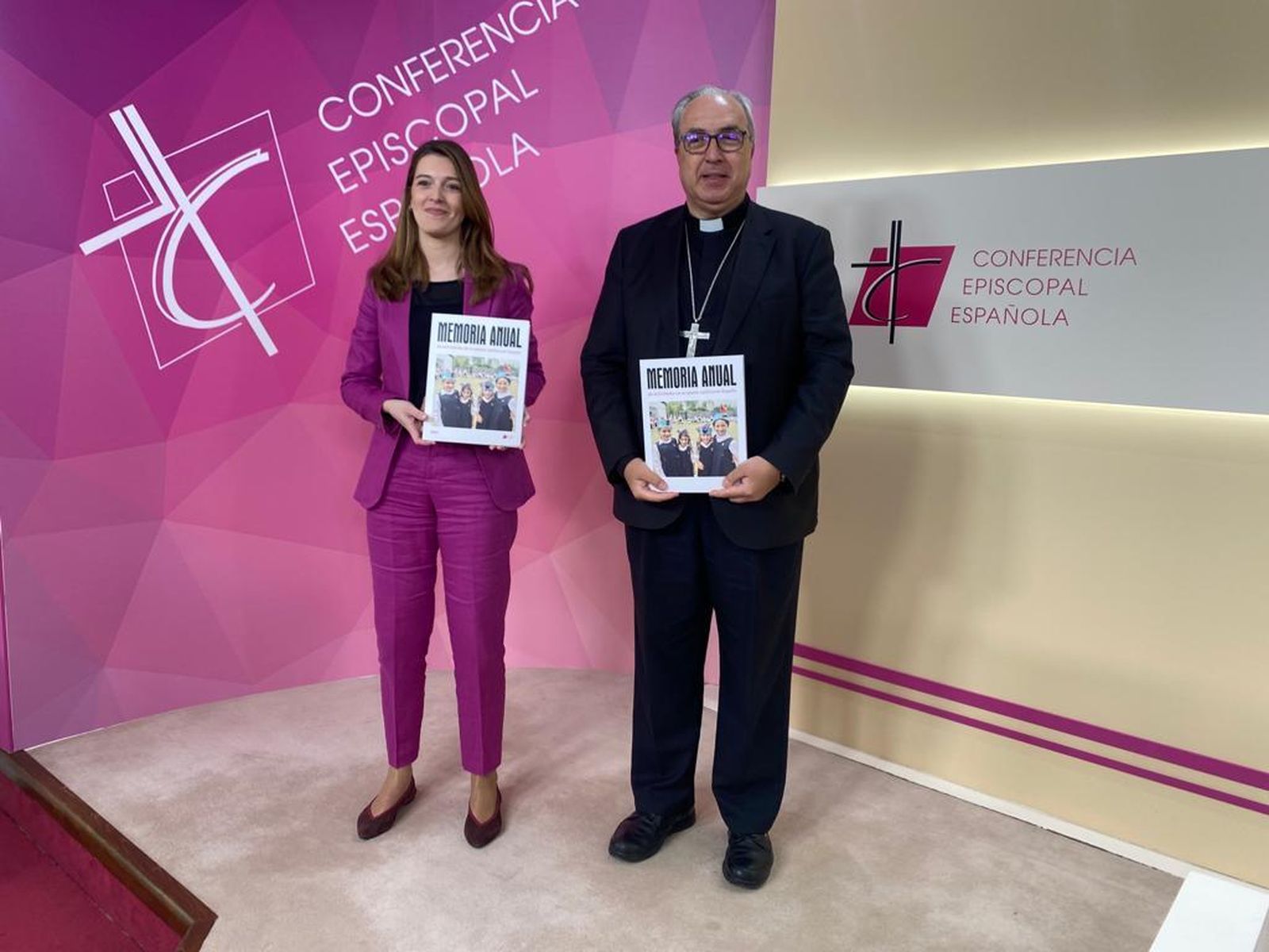 César García Magán y Ester Martin presentan la Memoria de Actividades de la Iglesia