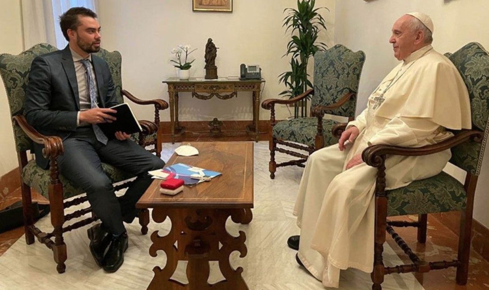 El Papa y Hernán Reyes