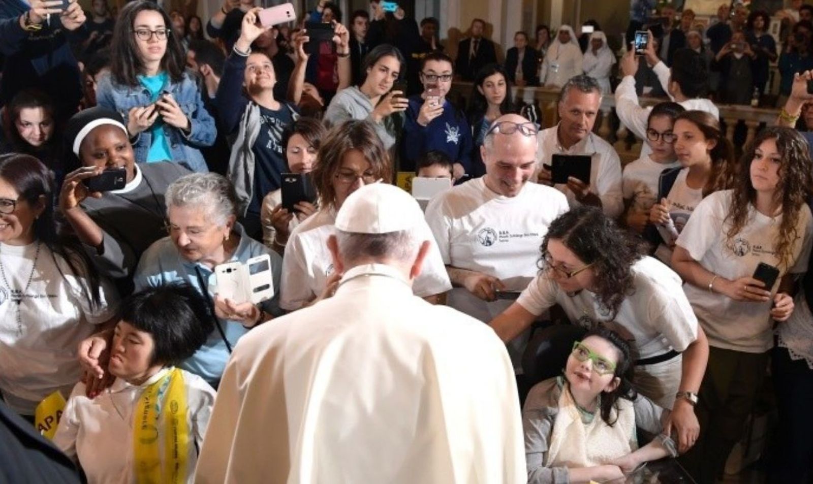 Francisco saluda a los jóvenes genoveses