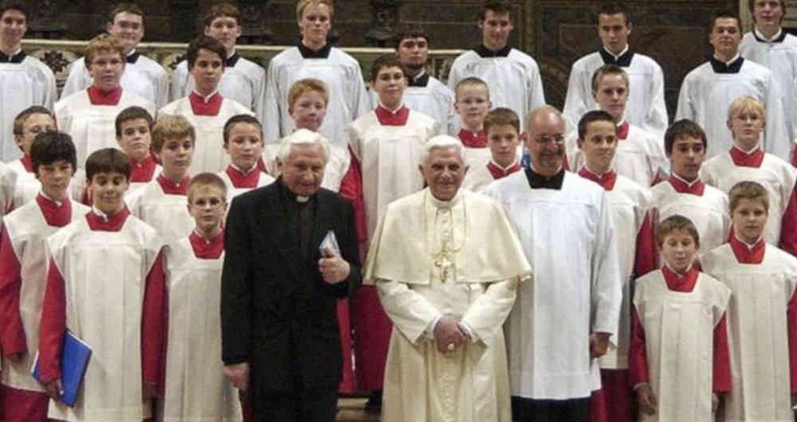 Los Ratzinger, con el Coro de Ratisbona