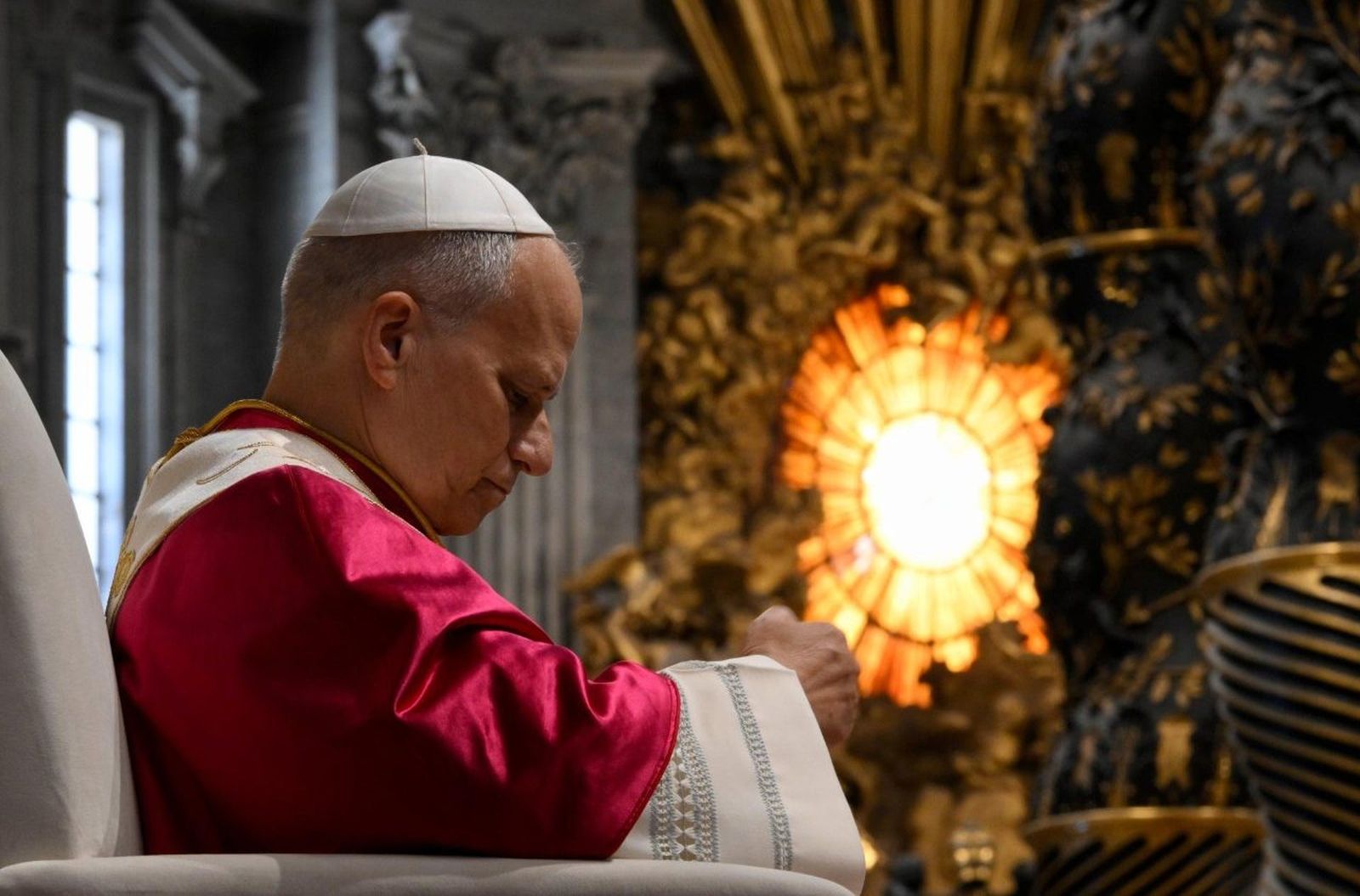 El papa León XIV participa en la Vigilia de la Oración en la Basílica de San Pedro el 11 de abril de 2006