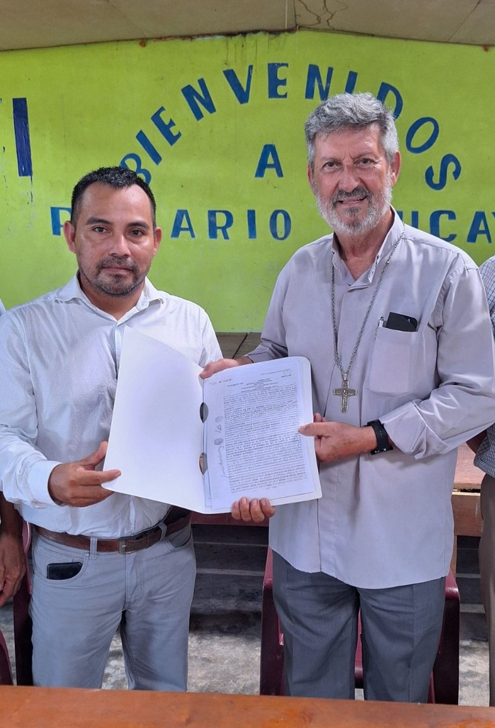 El alcalde Saúl Isuliza y el obispo José Javier Travieso