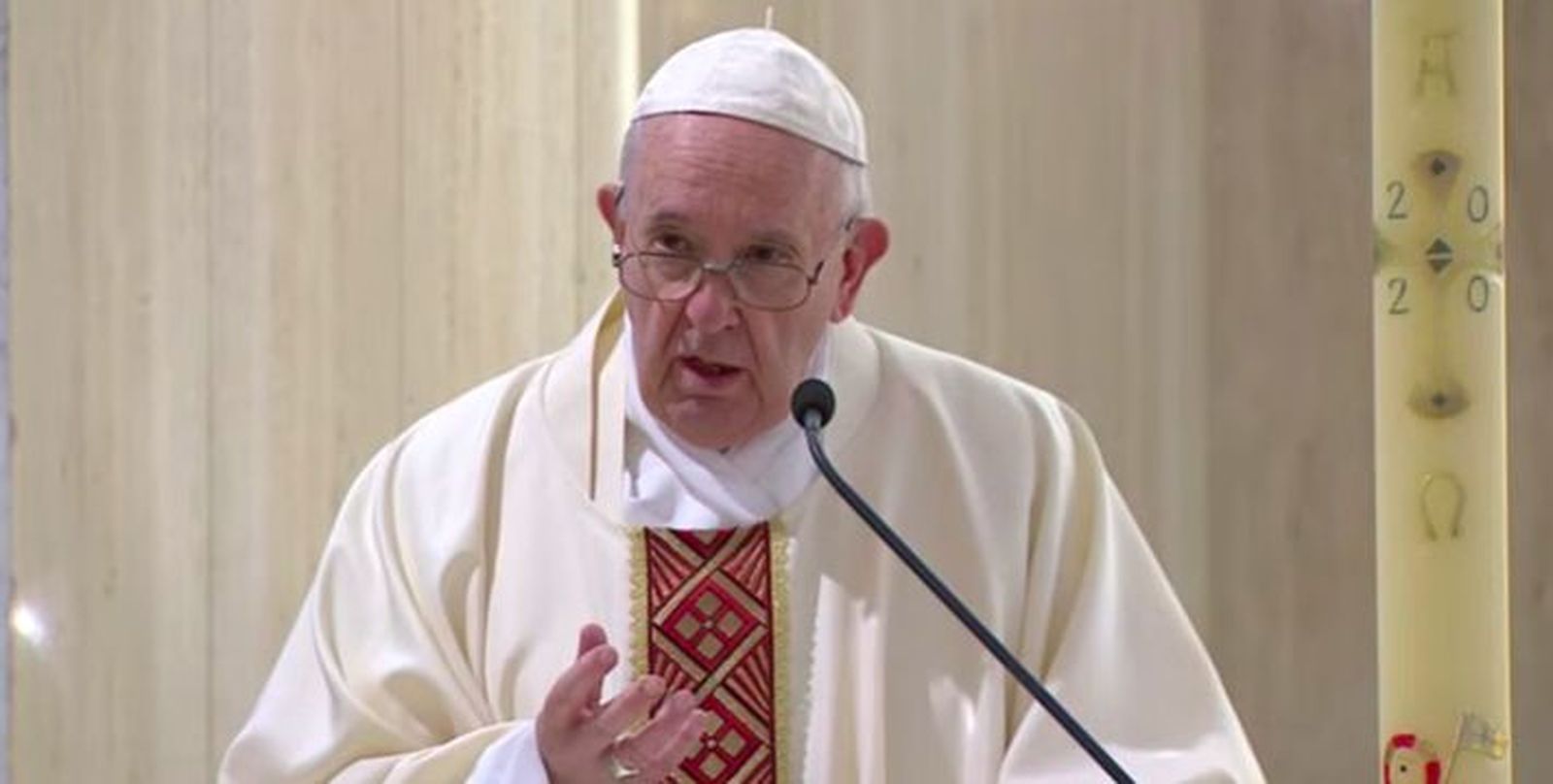 El Papa reza “por los difuntos anónimos" del coronavirus, "enterrados en fosas comunes”