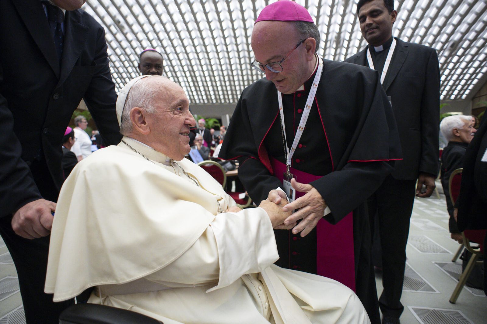 Francesc Conesa saluda al Papa en la Primera Congregación del Sínodo