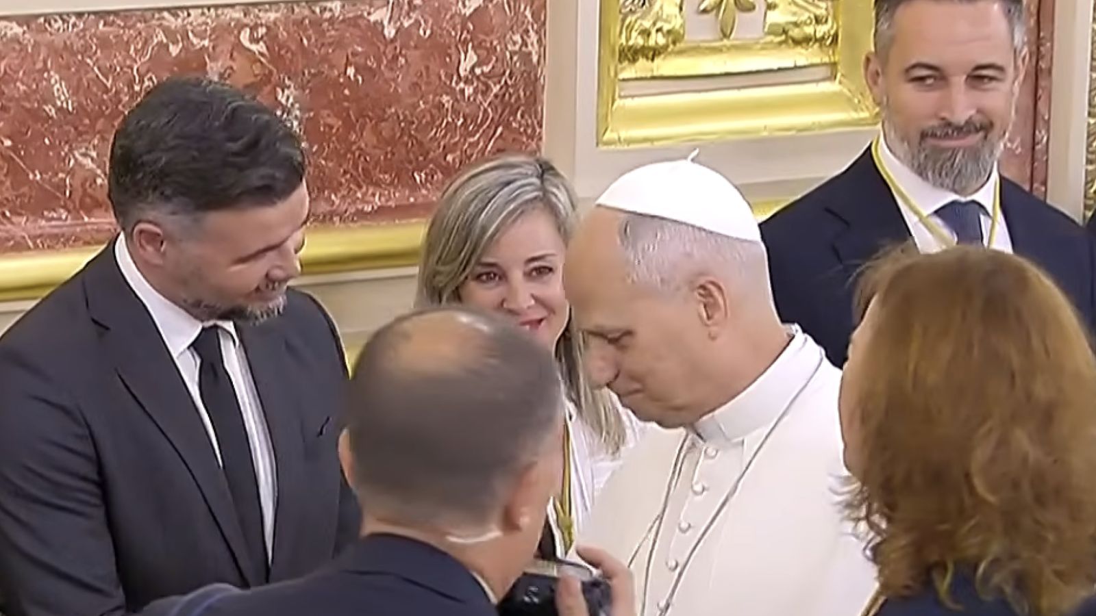 Abascal mira al Papa mientras este saluda a Rufián