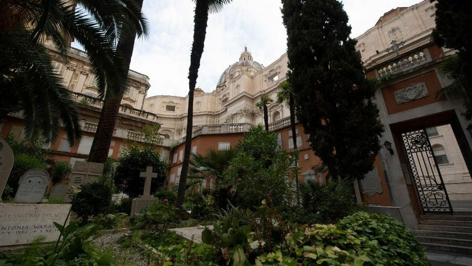 Tomasito: el ángel que reposa junto al Papa Francisco