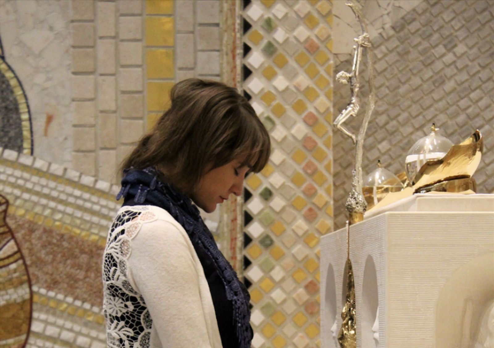 Una mujer ante un mosaico de Rupnik en el Santuario Nacional San Juan Pablo II