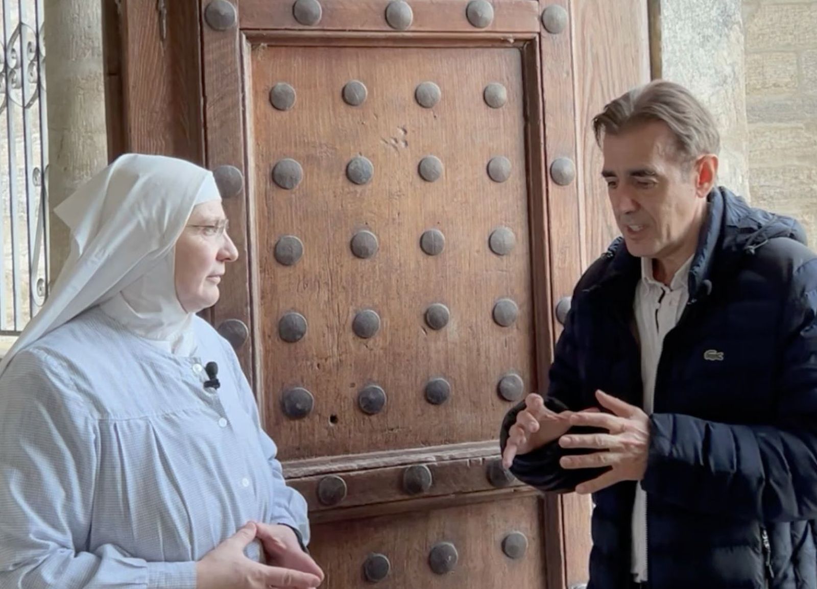 Francisco Canals, portavoz, con una de las exclarisas de Belorado