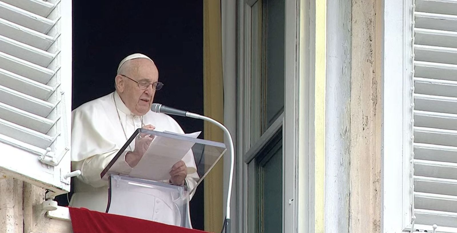 Francisco reza el Angelus con los fieles