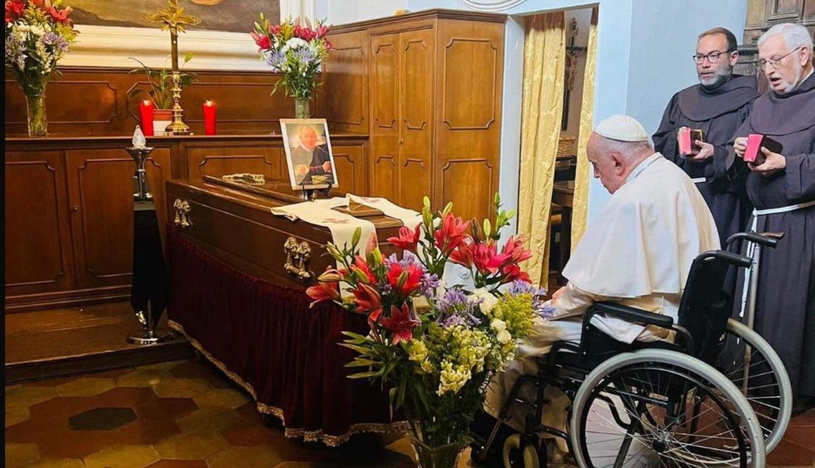 El Papa acude a la capilla ardiente de su confesor, el franciscano español Manuel Blanco