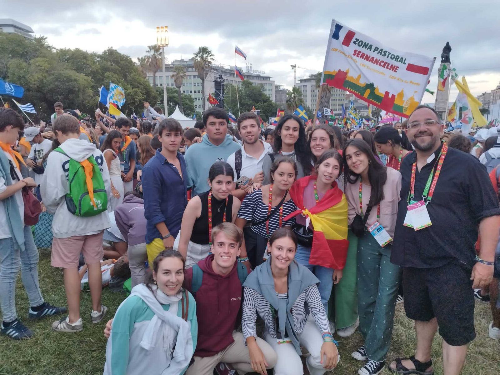 Toño Casado con un grupo de jóvenes