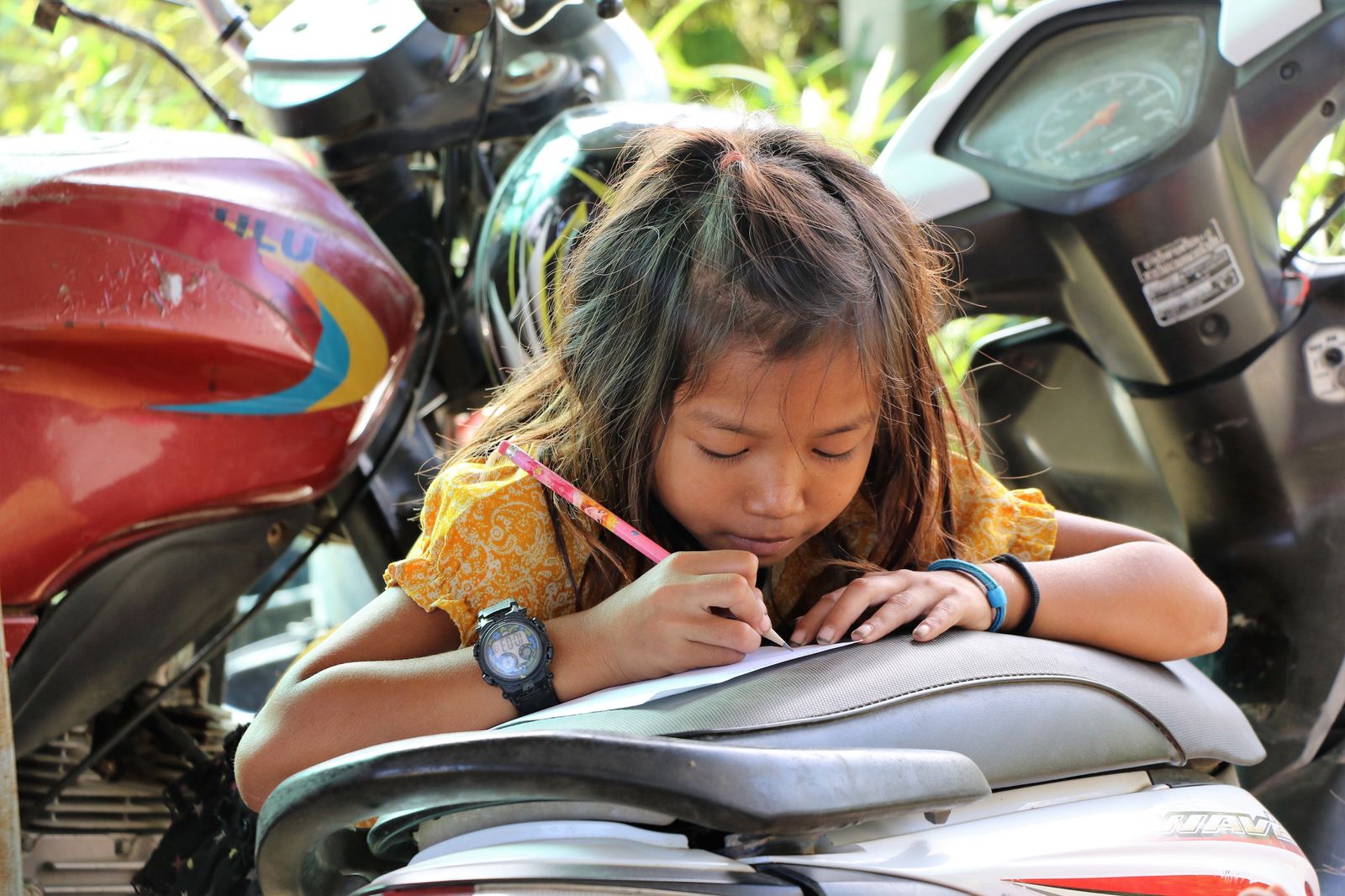 Una niña estudia en Camboya