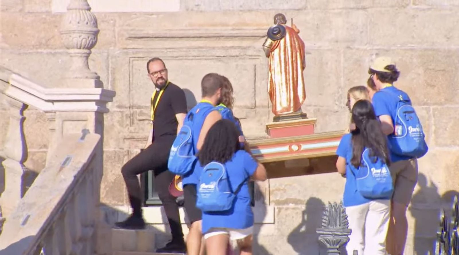 Los jóvenes transportan las reliquias del Apóstol Santiago