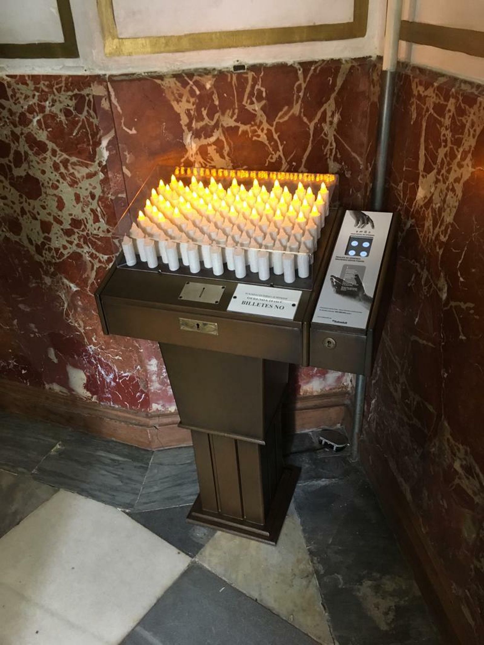 Éste es el lampadario instalado en la Basílica de Valencia