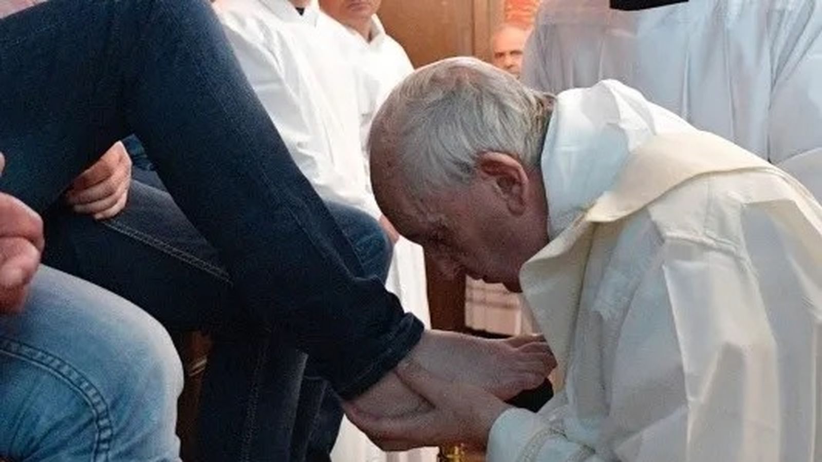 Francisco se cruza la estola en el lavatorio de pies