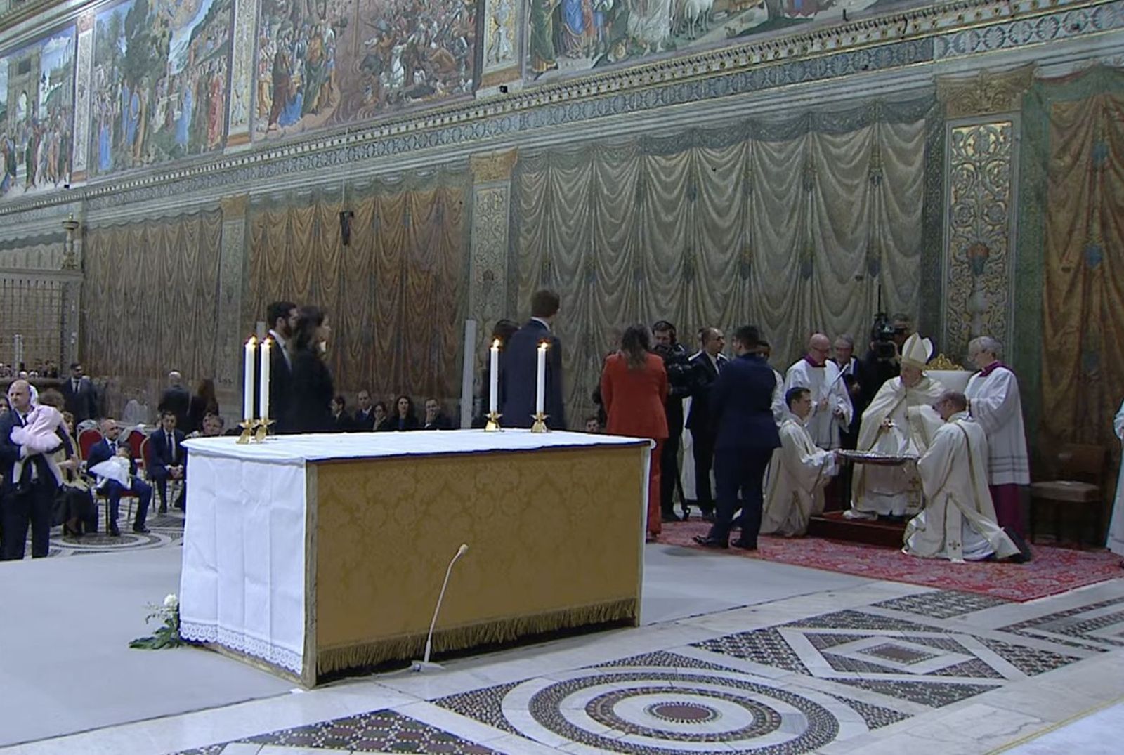 Padres y padrinos, con los pequeños ante el Papa par ser bautizados en la Capilla Sixtina