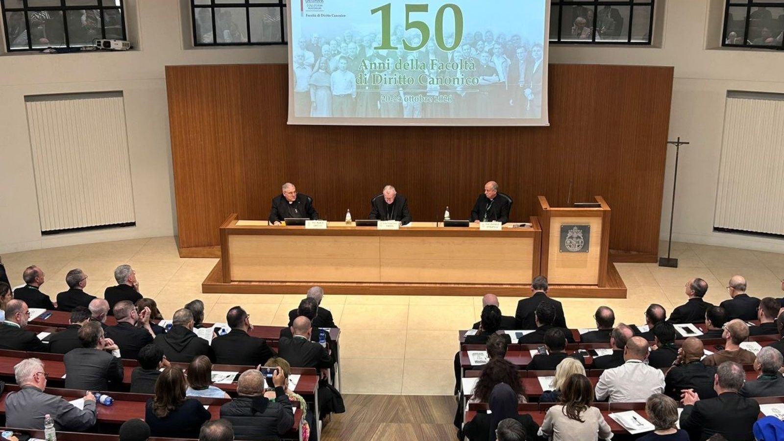 El cardenal Pietro Parolin en el Aula Magna de la Pontificia Universidad Gregoriana de Roma