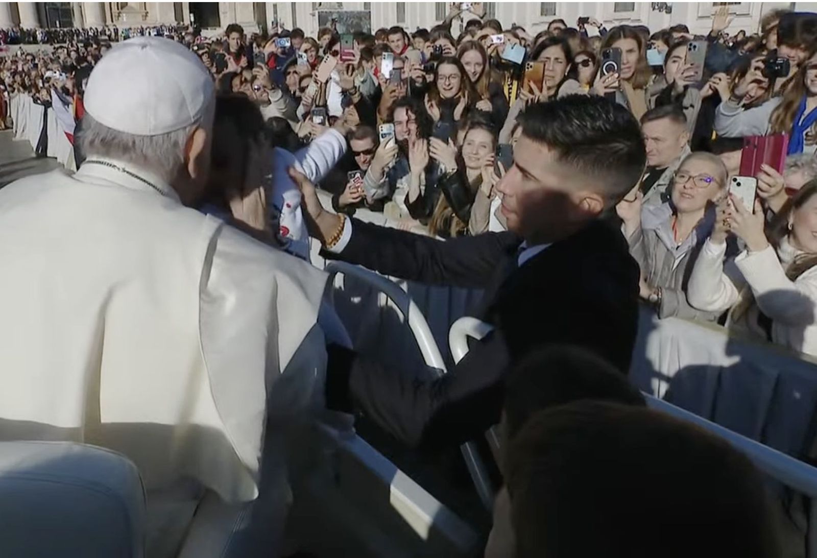 El Papa besa a un bebé durante su recorrido por la plaza de San Pedro