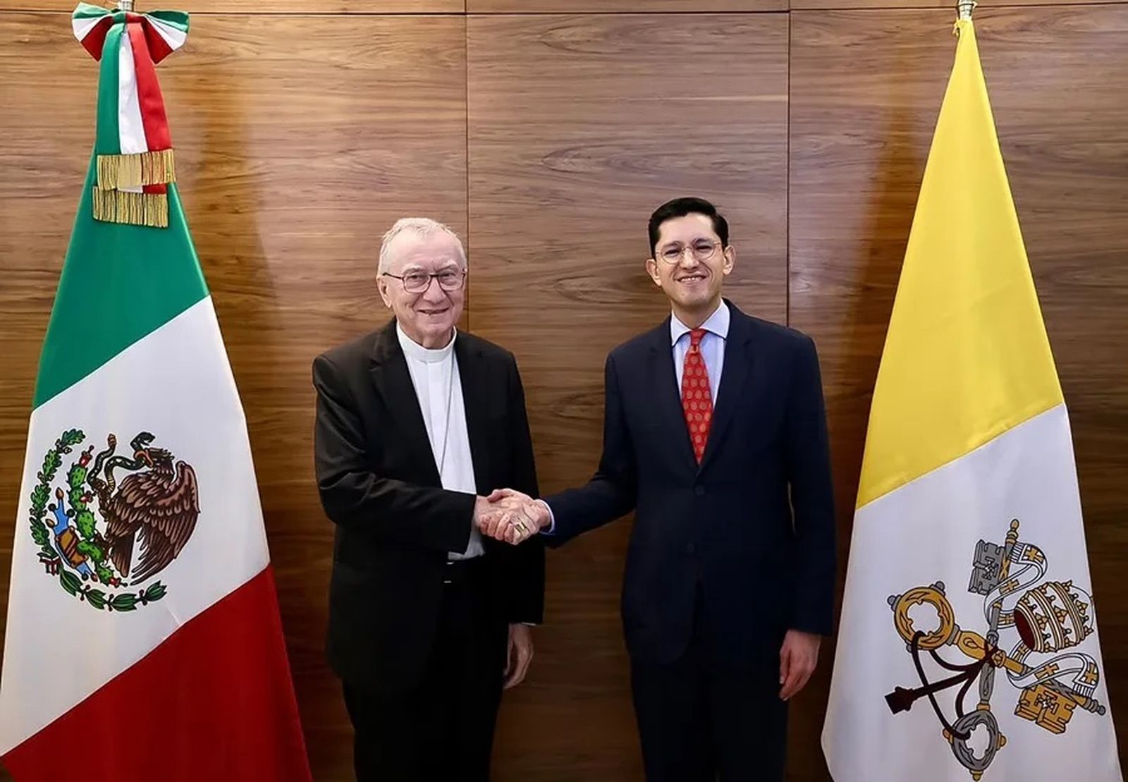 Roberto Velasco (d) saludando al cardenal Pietro Parolin, este martes en la sede de la Cancillería, en Ciudad de México.