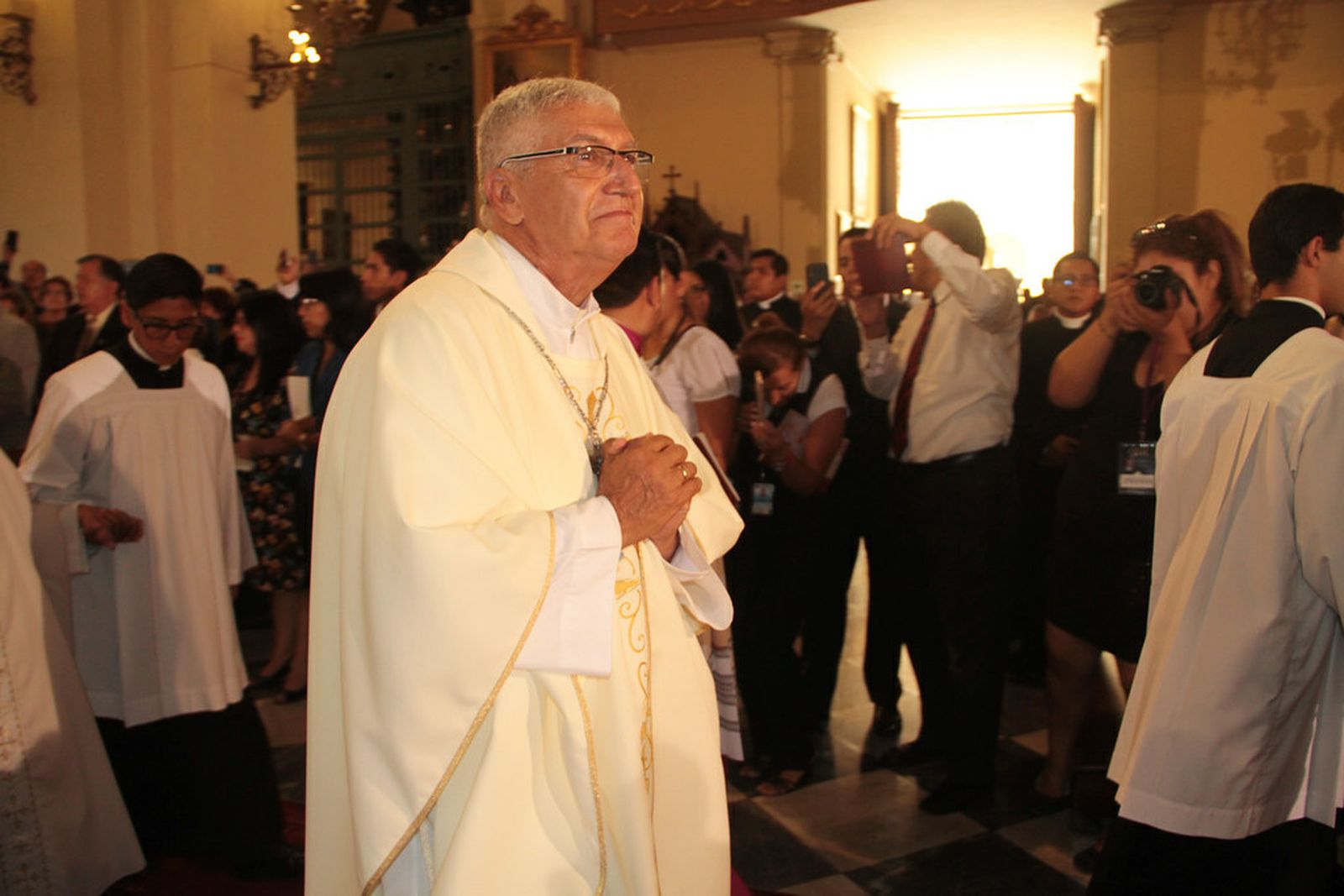 Mons. Castillo el día de su Misa de Ordenación Episcopal y Toma de Posesión. Su semblante lo dice todo