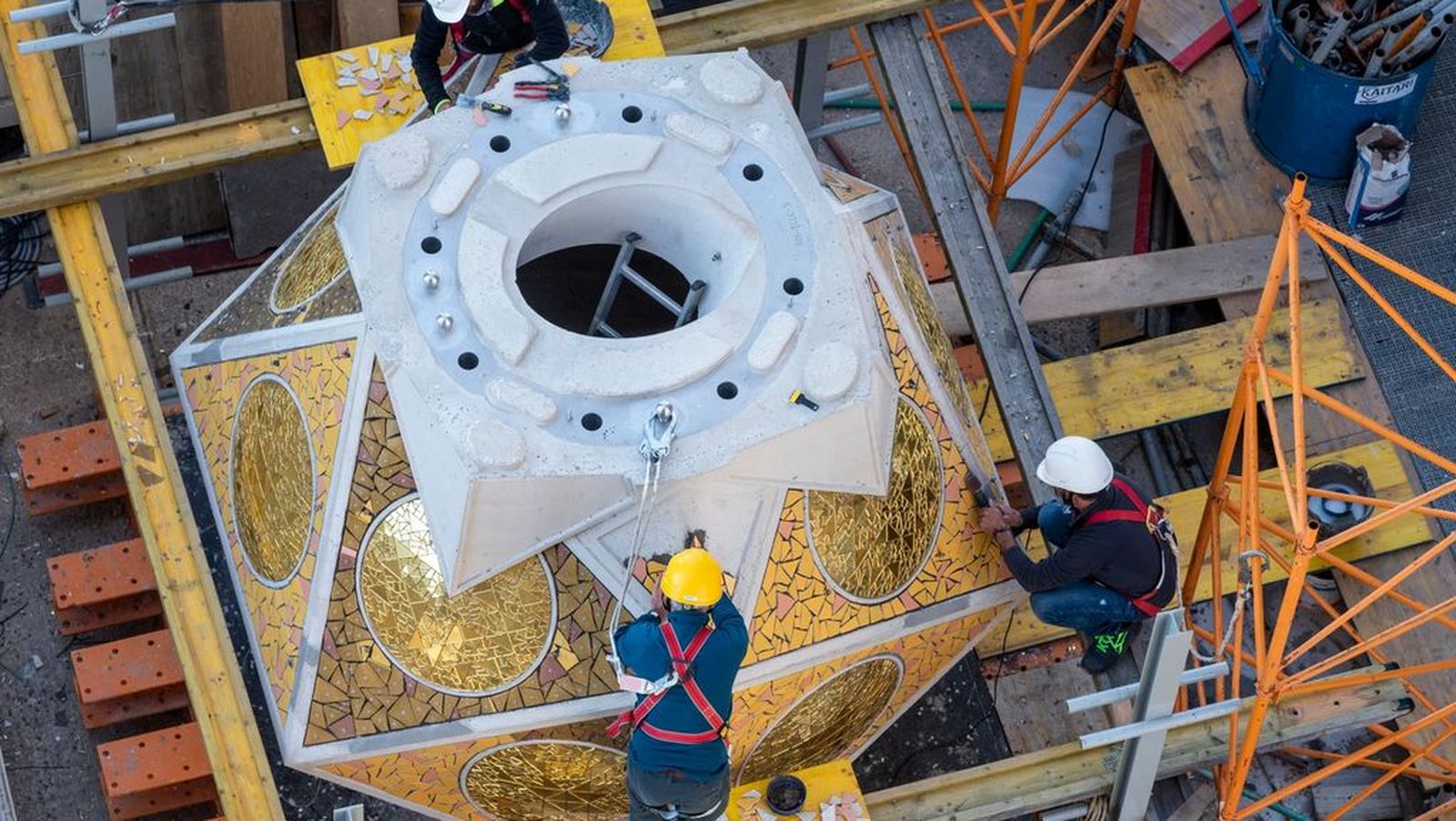 La Sagrada Familia empieza a poner piezas para culminar torres Lucas y Marcos
