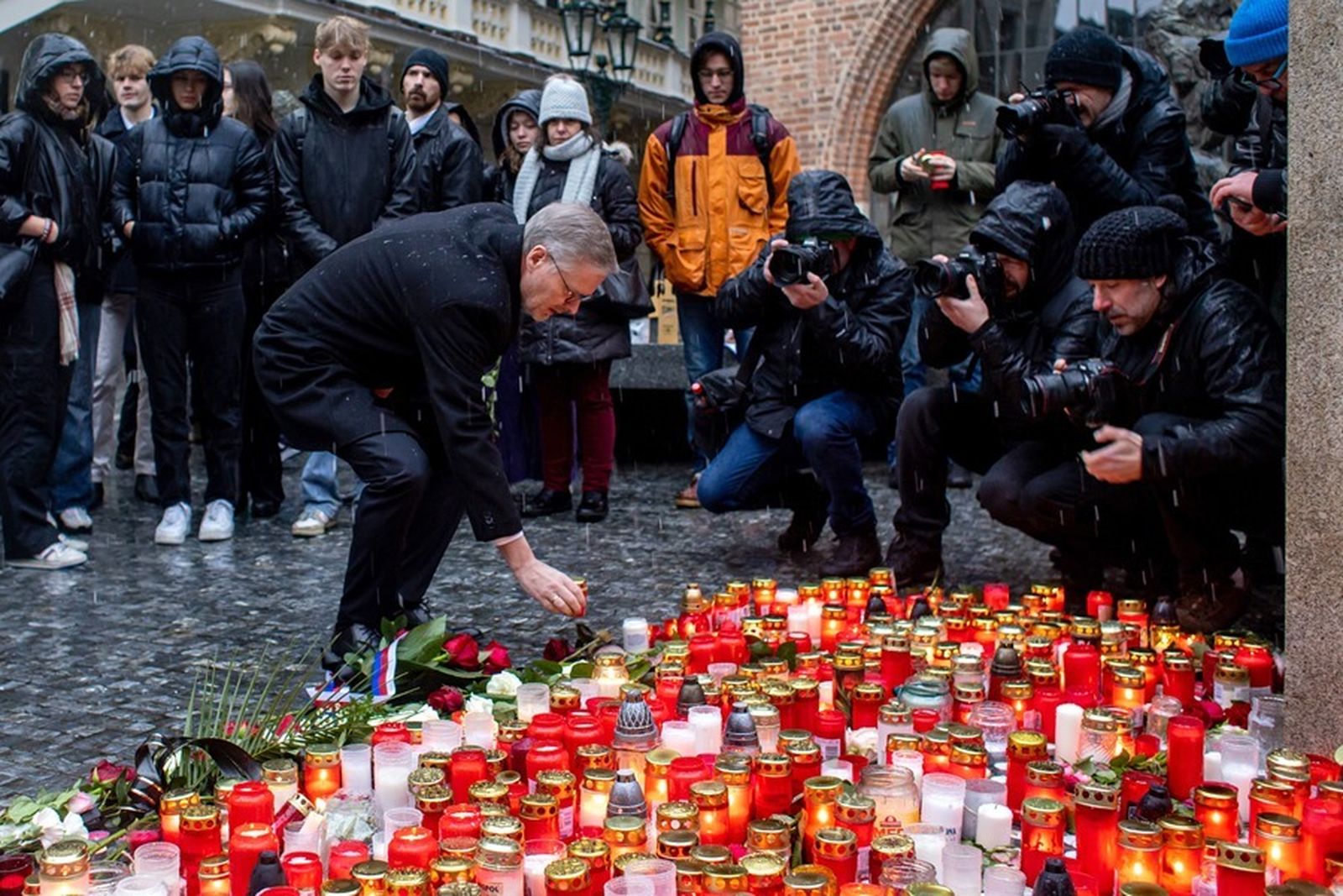 El primer ministro checo enciende una vela por las víctimas
