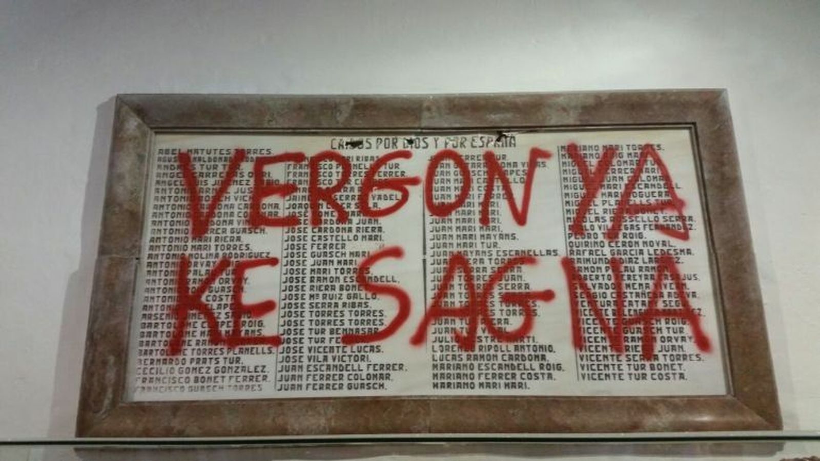 La placa, tras la pintada