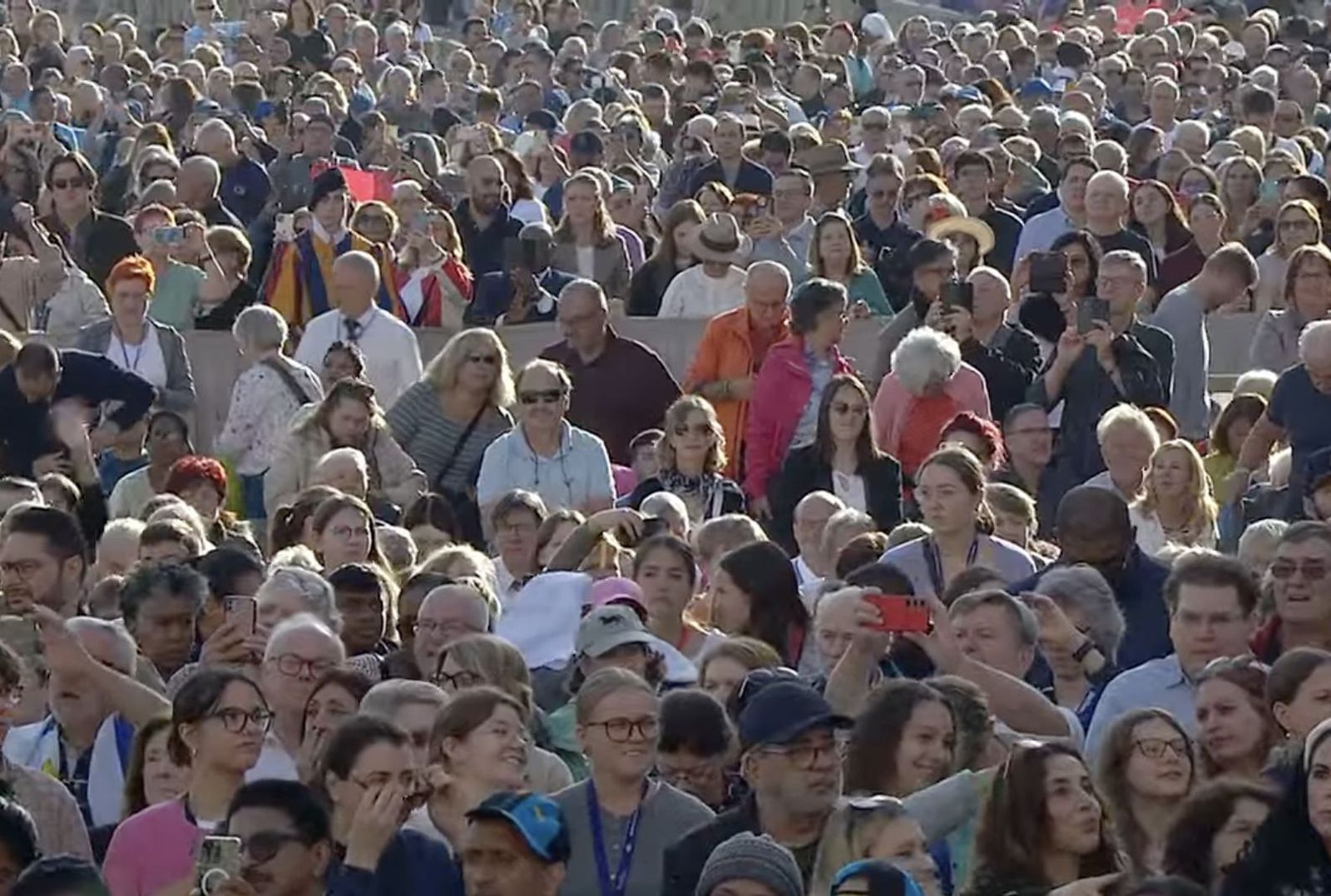 Fieles en la plaza de San Pedro escuchan la catequesis papal en una foto de archivo