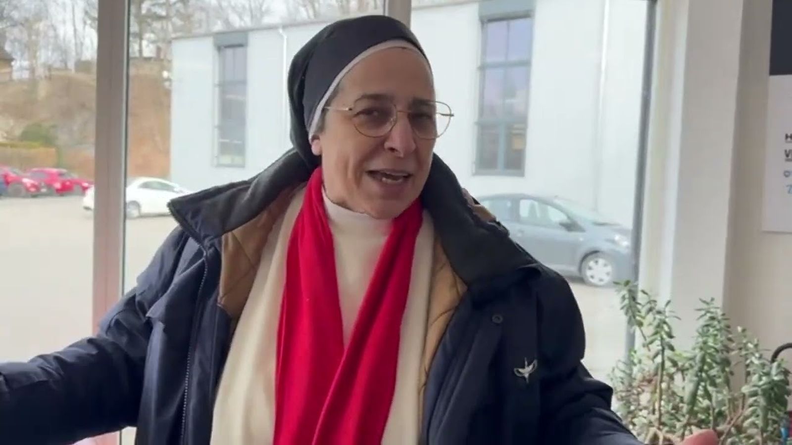 Sor Lucía despide a Viqui Molins y a Nicolás Castellanos