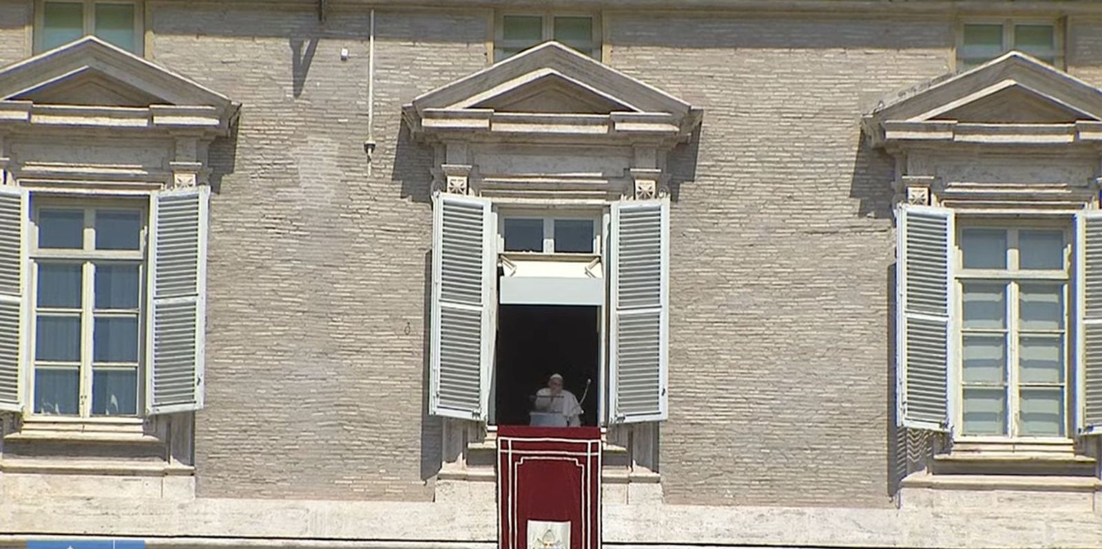 Francisco se asoma a la ventana de su estudio