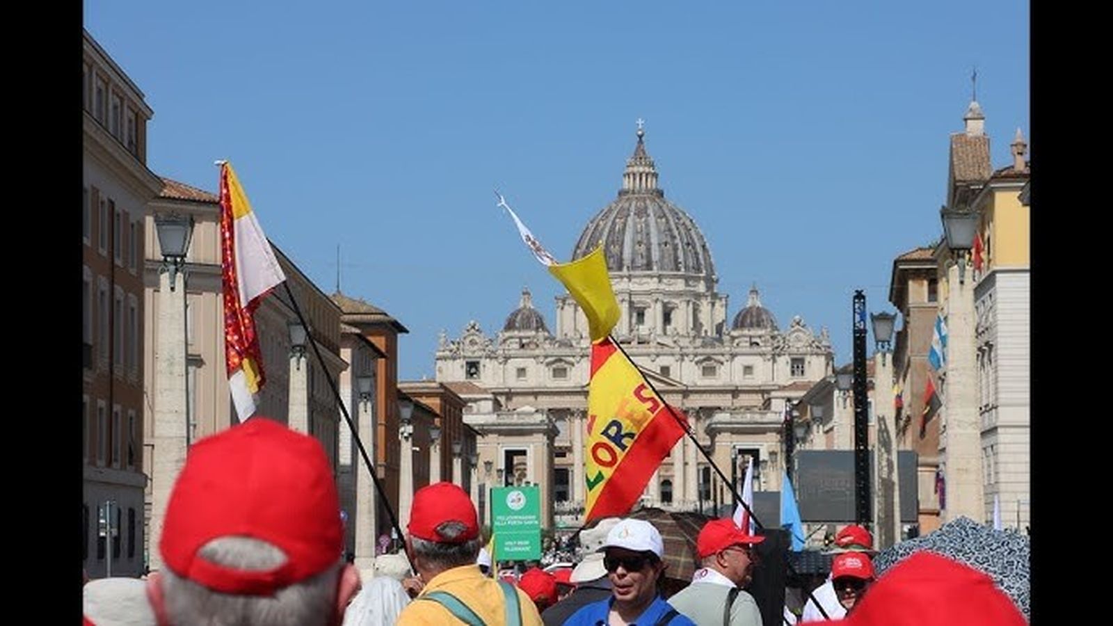 Peregrinos rumbo a la basílica de San Pedro