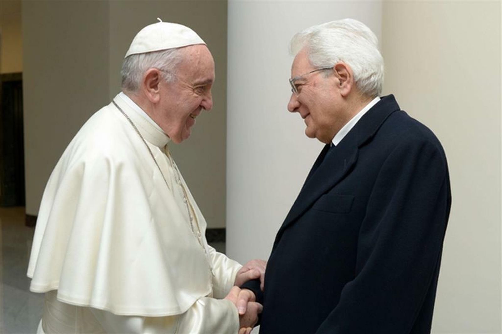 El presidente italiano Sergio Mattarella con el Papa Francisco
