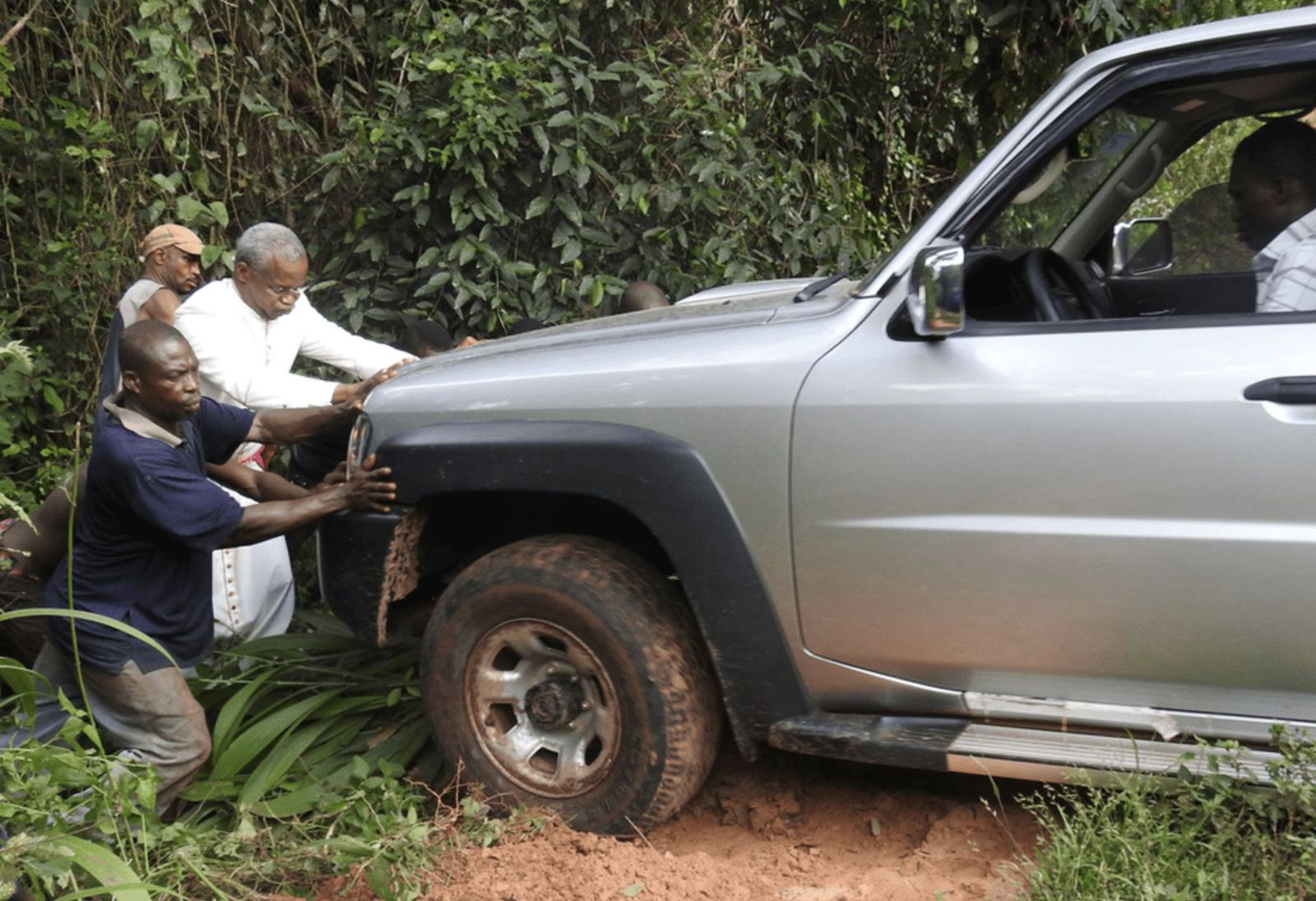 El neocardenal, empujando su coche durante una visita pastoral
