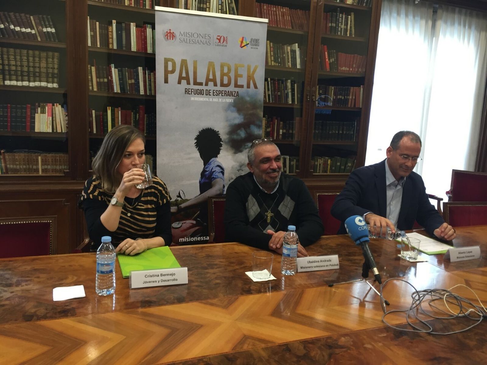 El padre  Andrade sonríe en la presentación del documental, junto a los representantes de Jóvenes y Desarrollo y Misiones Salesianas